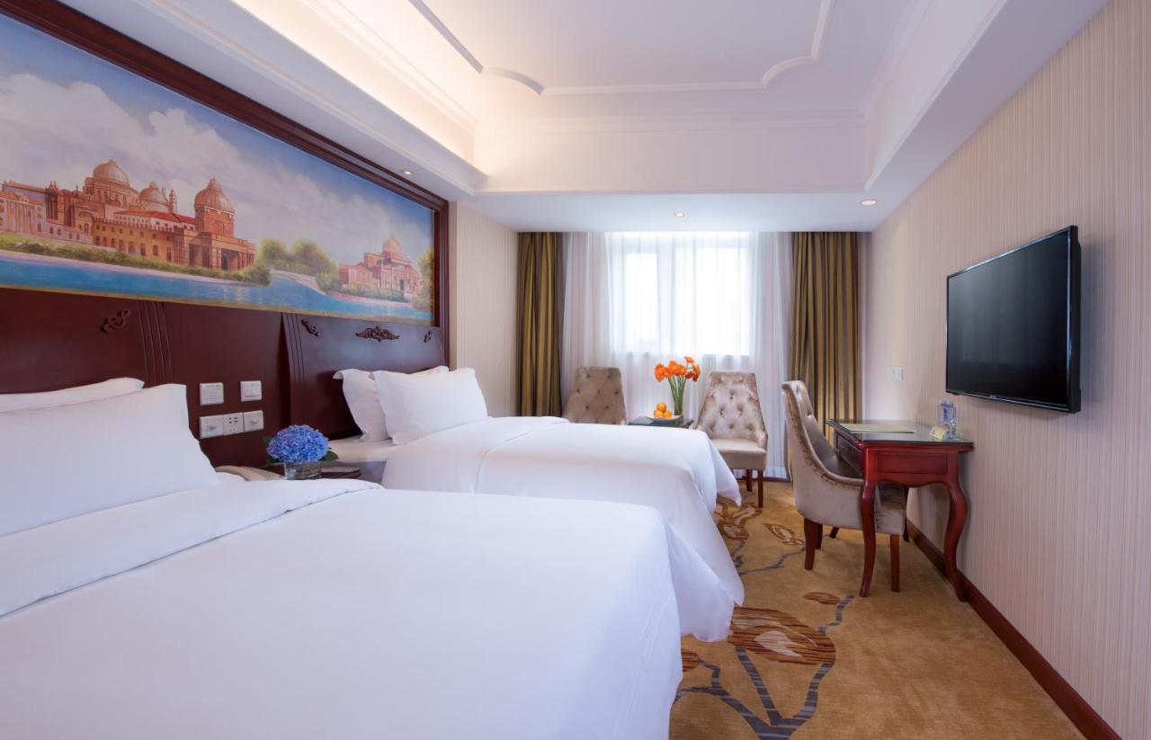 Vienna 3 Baoshan Fengxiang Road 3*